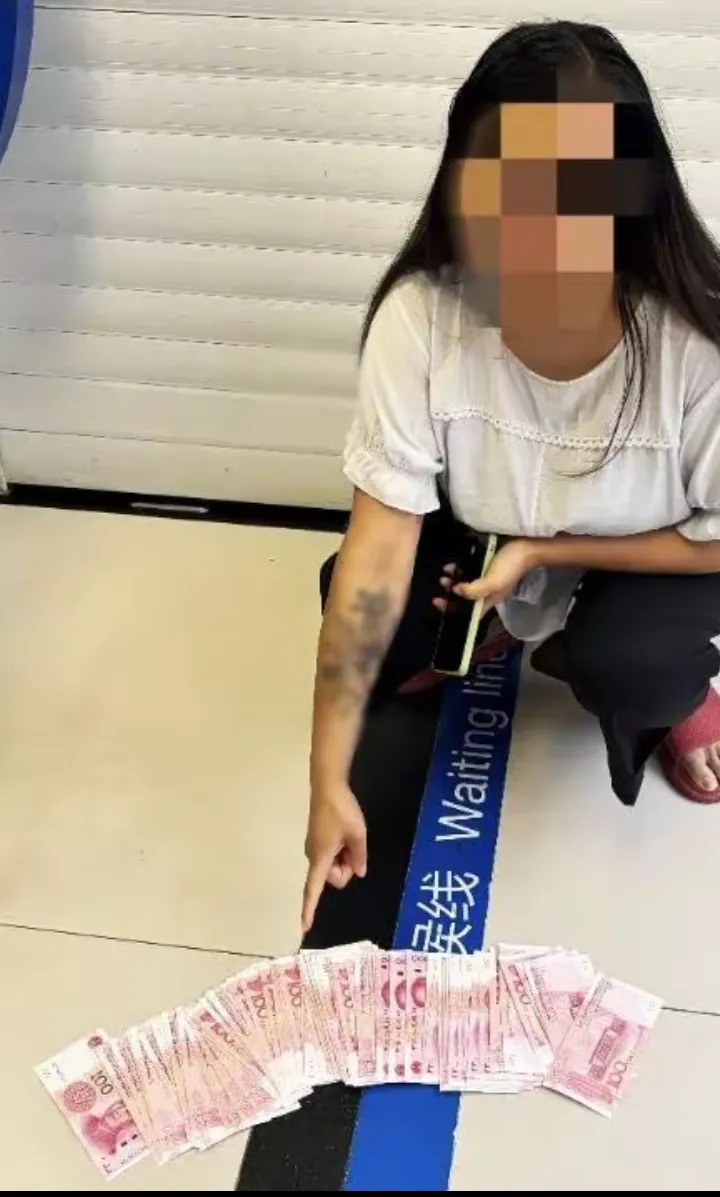 在四川广元，一位女子在陪伴母亲住院期间，趁同病房的马婆婆不备，盗取了她藏在床下的挎包，并将包中的现金存入自己的银行账户-IS充值【42】